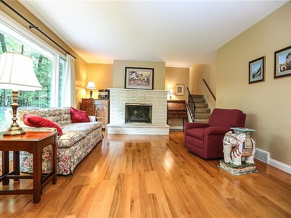 4th image of 19 Valley Brook Dr