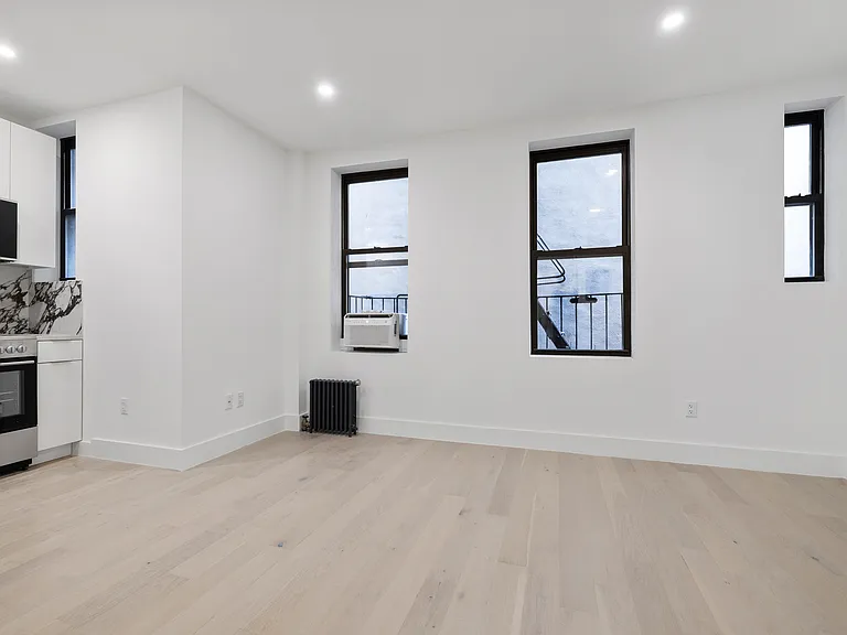 300 W 21st St #37 — Photo 3