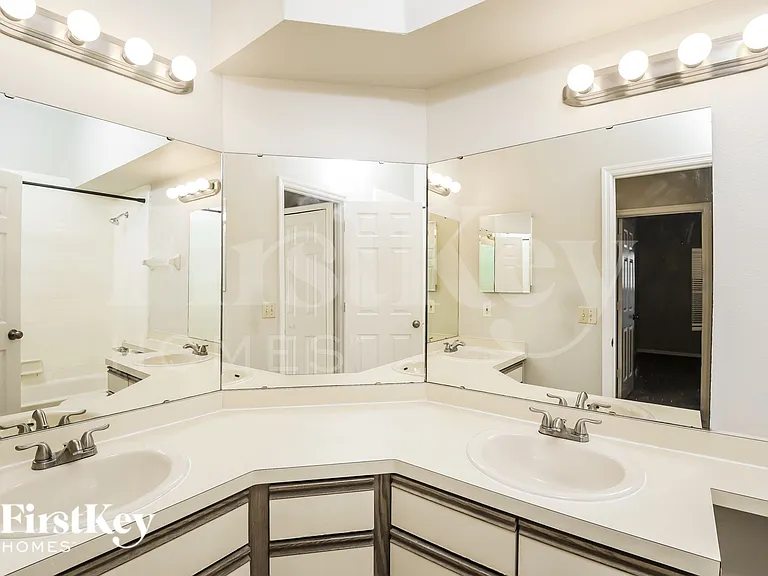 1047 Whittier Cir — Photo 12
