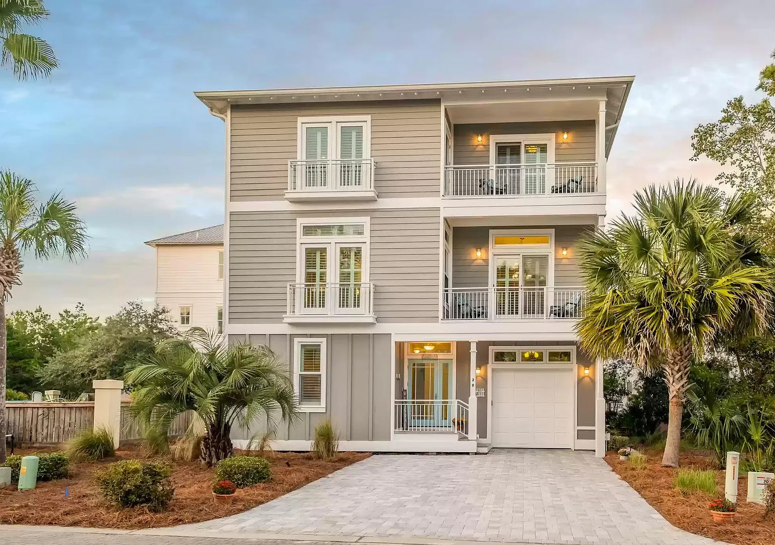 Remodeled 5 bedroom house with bikes walking distance to the beach — Photo 1