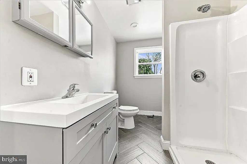 Renovated 1BR/1BA Apartment with Granite Kitchen & In-Unit Laundry — Photo 4