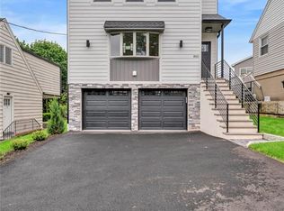 800 Pleasantview Ter, Ridgefield, NJ 07657