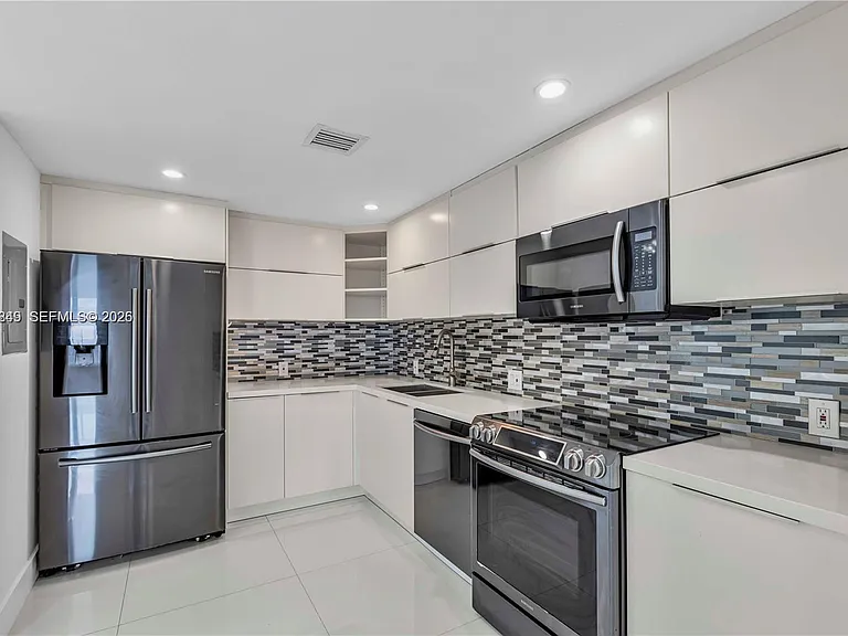 100 Bayview Dr #508 — Photo 2