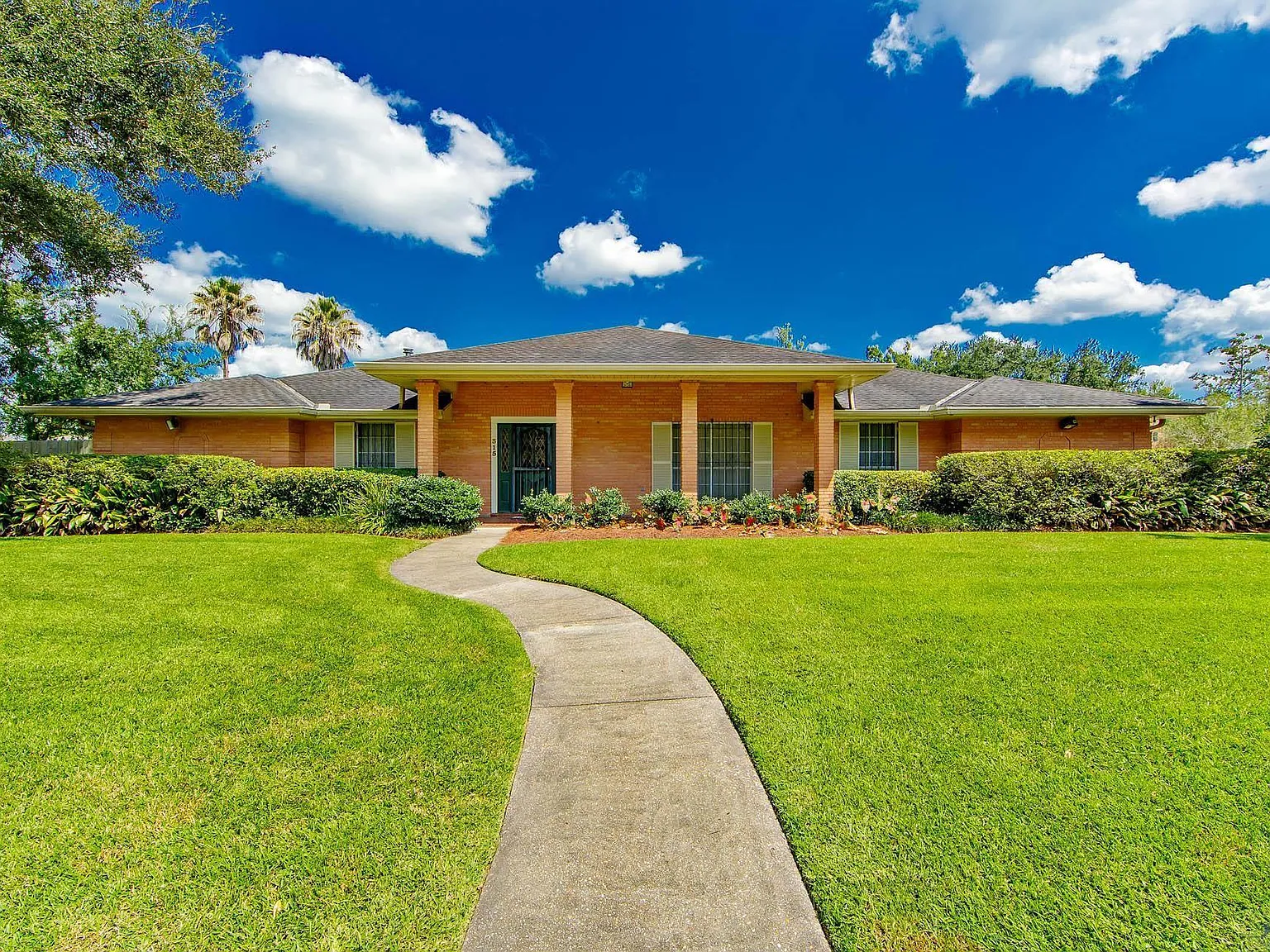 3 bed, 2.5 bath, 2598 sqft, $2,500 — Photo 1