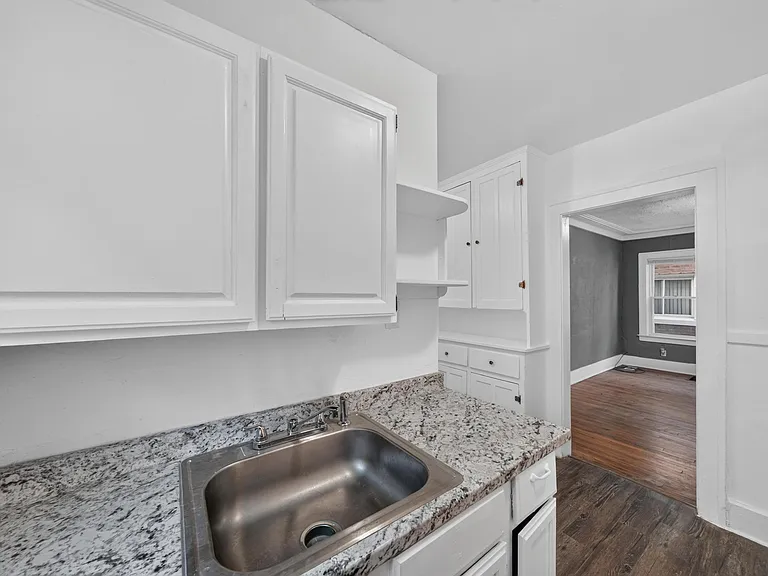 2025 Calvert St — Photo 15