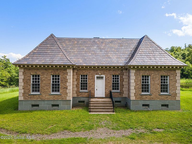 2nd image of 410 Jones Hill Road