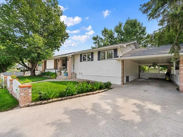632 W Foritana Rd SE, Calgary, AB T2A 2B9