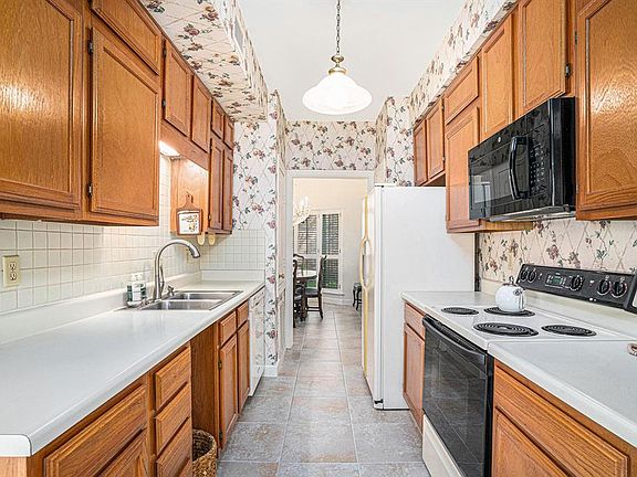 3rd image of 600 Wilcrest Dr APT 34