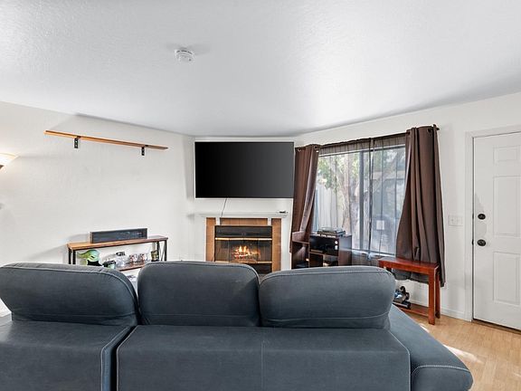 4th image of 240 Green Meadow Dr APT B