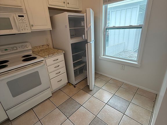3rd image of 6431 Drexel Dr #8