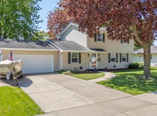 1723 Skyview Ave, Oshkosh, WI 54902