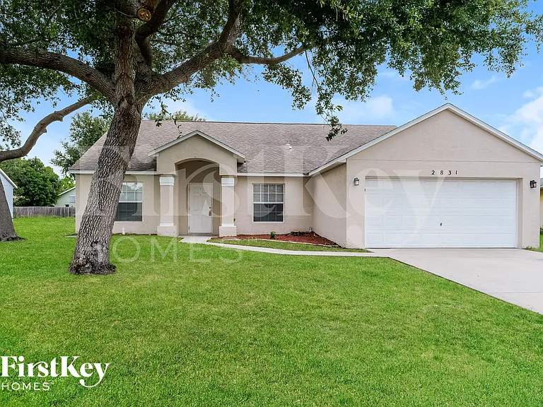 2831 SE Hutchings Ave — Photo 1