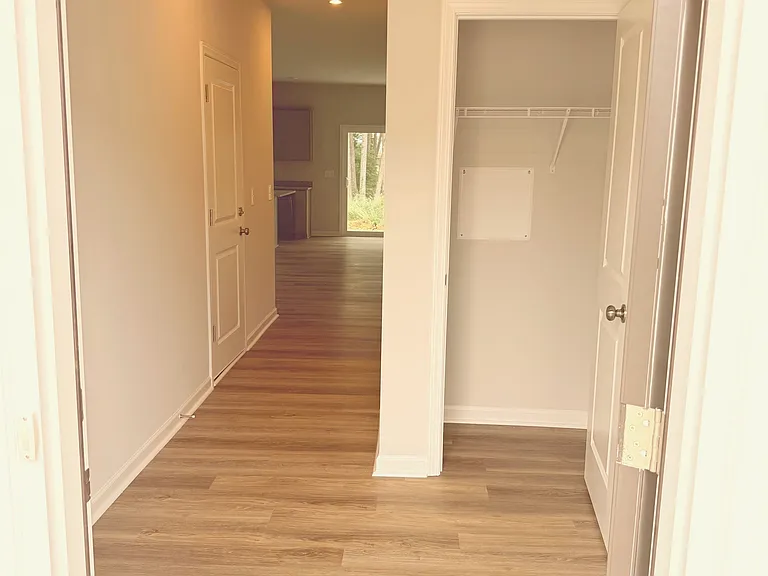 172 Randwick Ln — Photo 2
