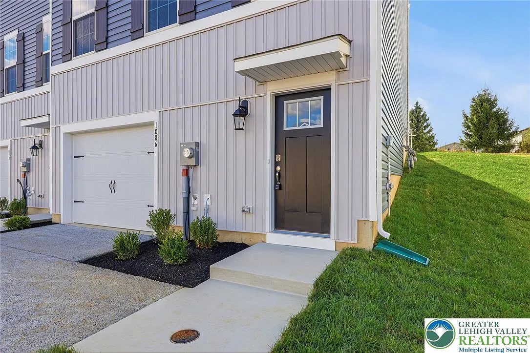 3 bed, 2.5 bath, 2208 sqft, $3,100 — Photo 2