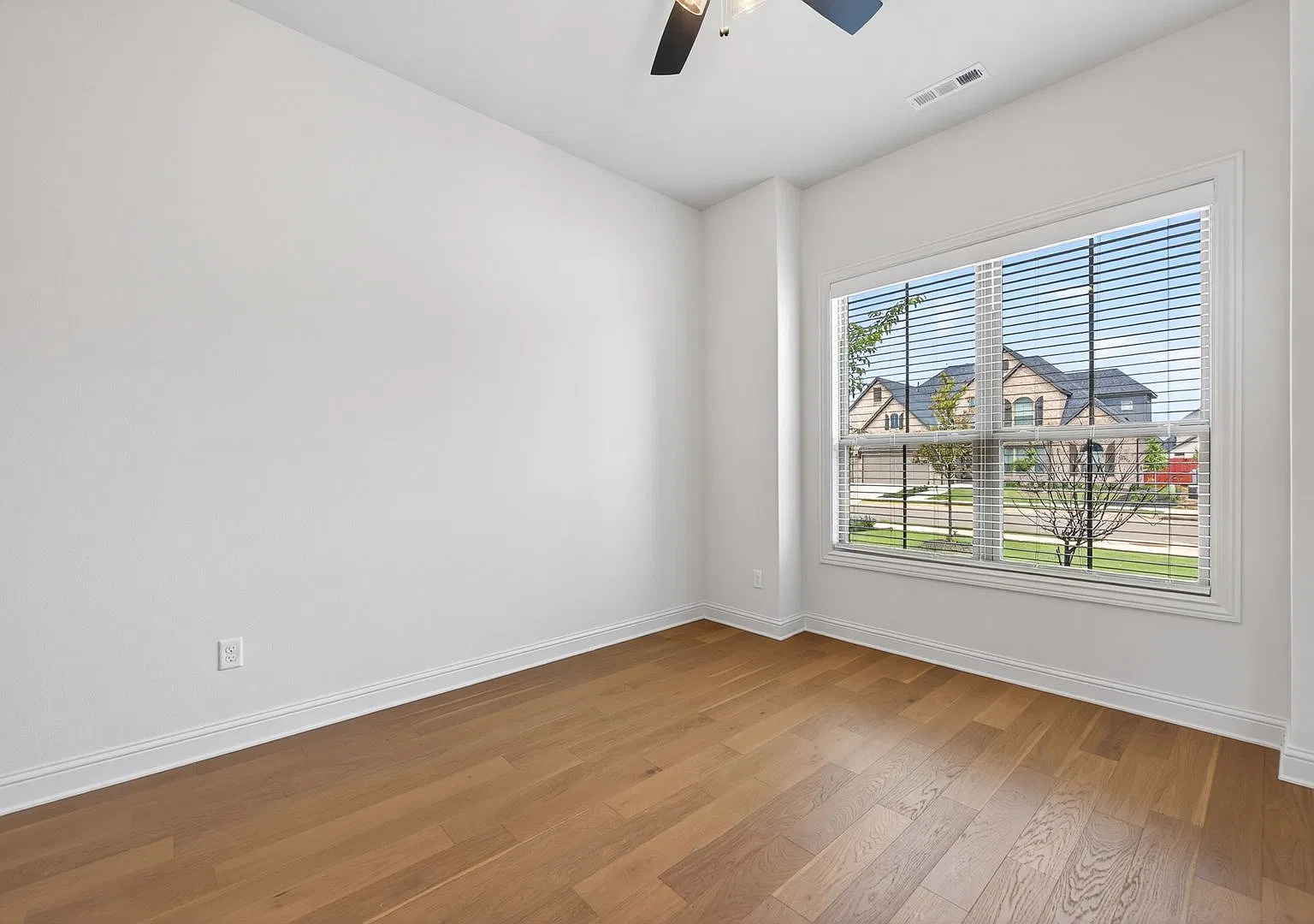 Sophisticated 4-Bedroom Home with Main-Level Primary Suite in Evening Star — Photo 2
