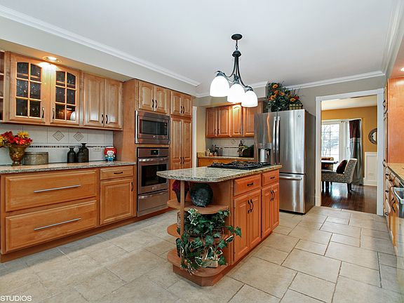 Island, walk-in pantry