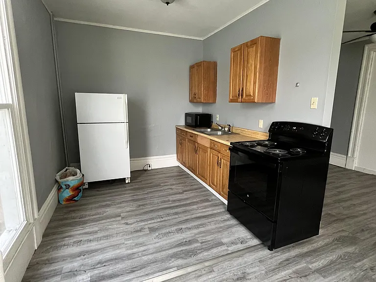 103 E 2nd St #2 — Photo 8