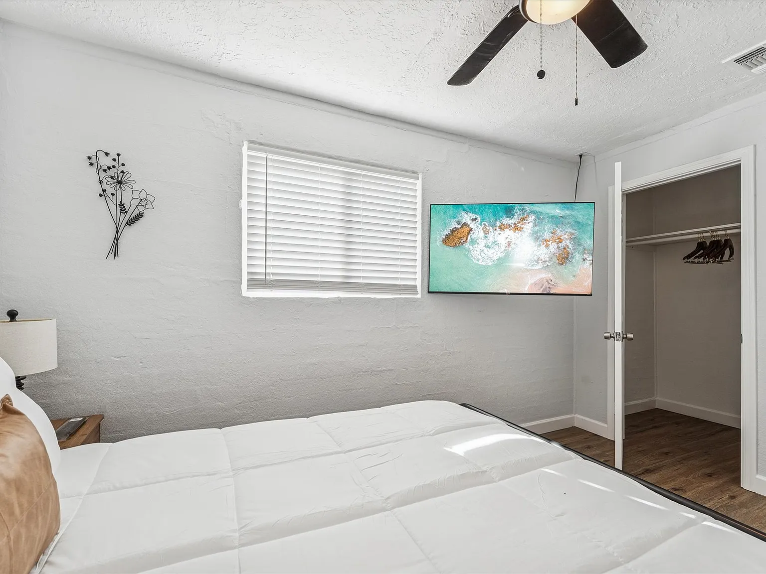 2 bed, 550 sqft, $2,300 — Photo 1