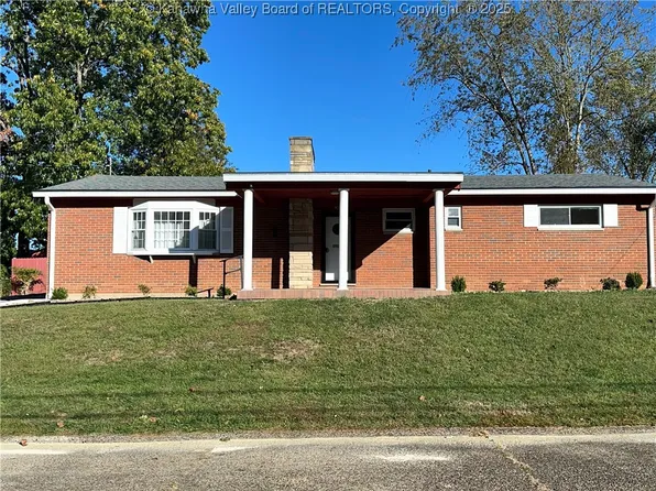 1138 Summit Dr, Saint Albans, WV 25177
