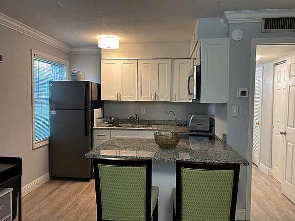 4th image of 527 Georgetown A Dr