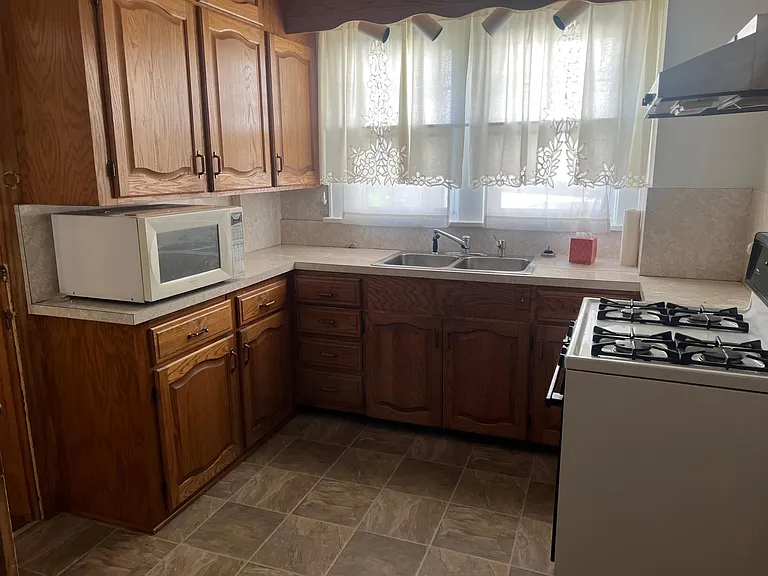 1115 S Seneca Ave — Photo 6