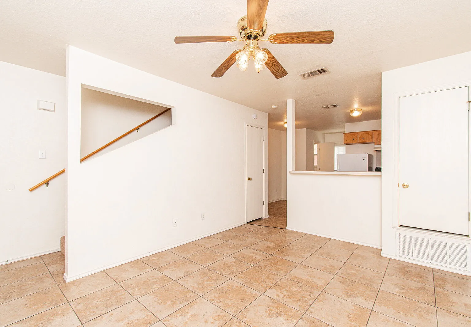 2 bed, 1.5 bath, 950 sqft, $700 — Photo 3