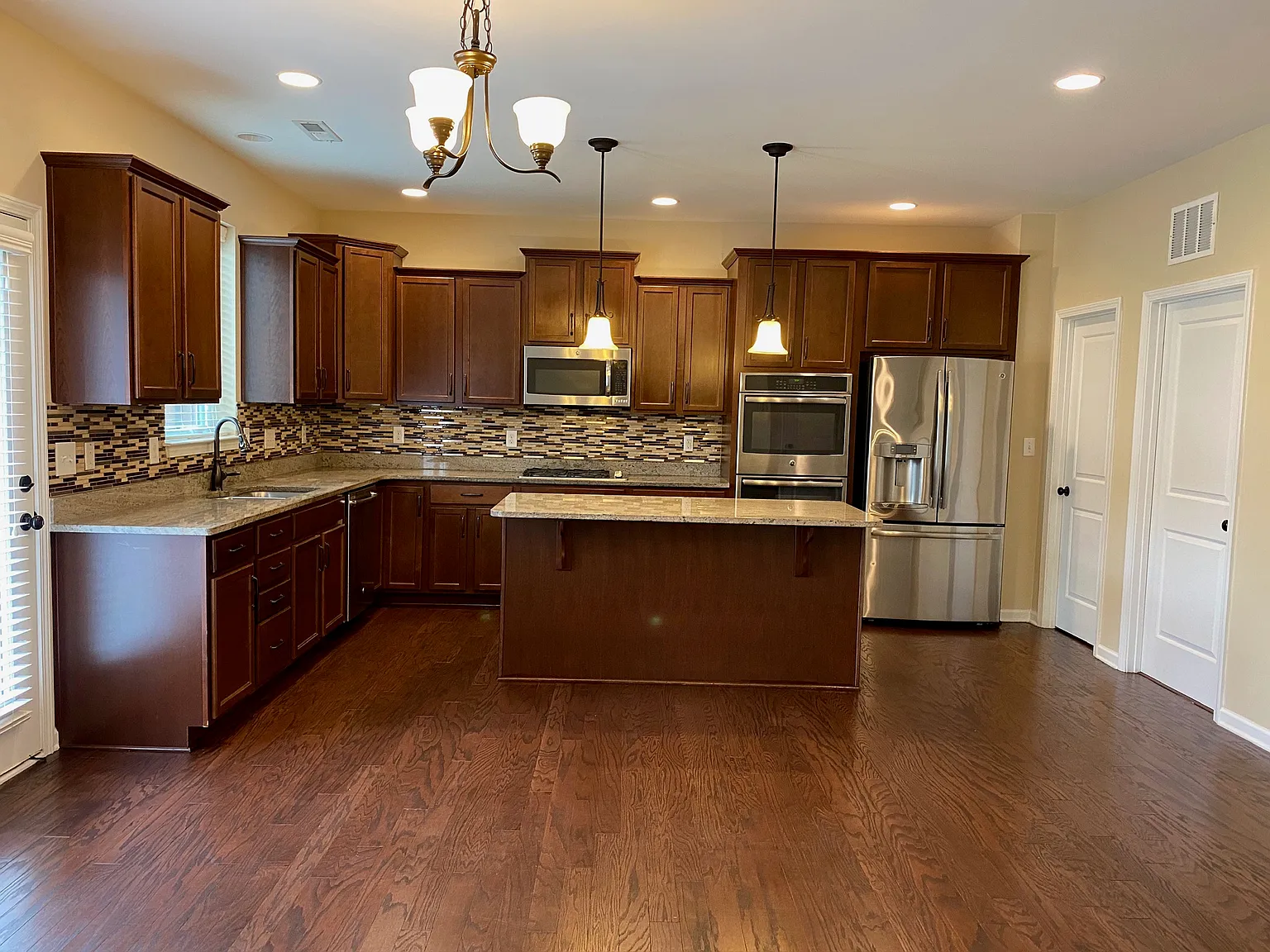5 bed, 3264 sqft, $2,890 — Photo 2