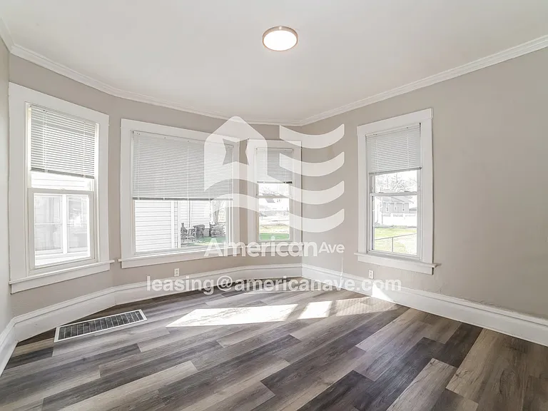 1346873_004_wm_-_living_room_13624613.jpg