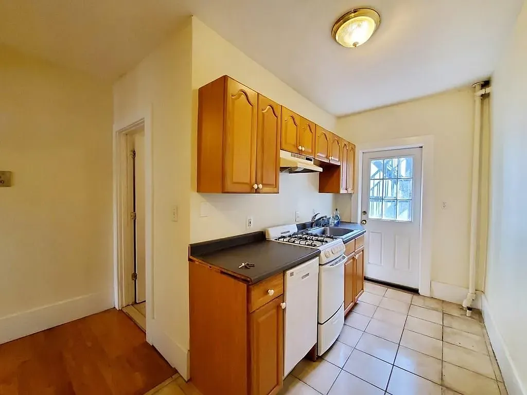 2 bed, 750 sqft, $3,050 — Photo 2