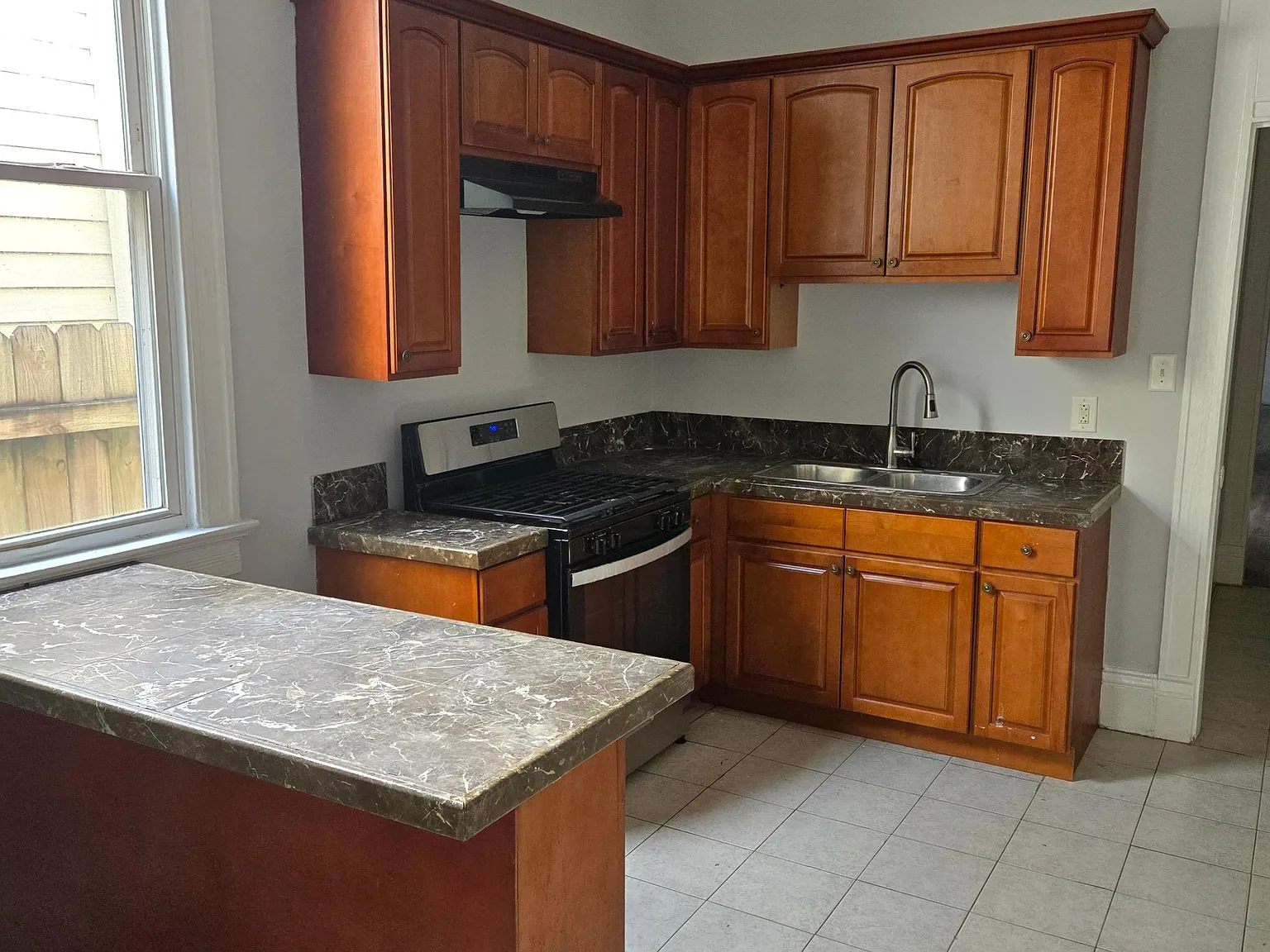 2 bed, 1100 sqft, $1,675 — Photo 3