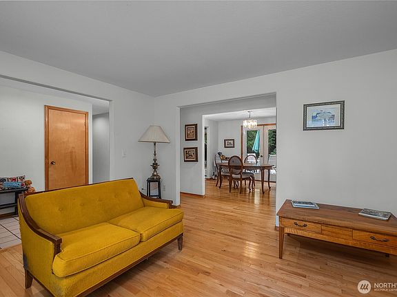 5th image of 2723 Woodgrove Street SE