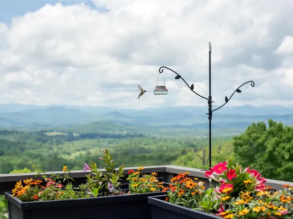 467 Crystal Heights Dr, Hendersonville, NC 28739