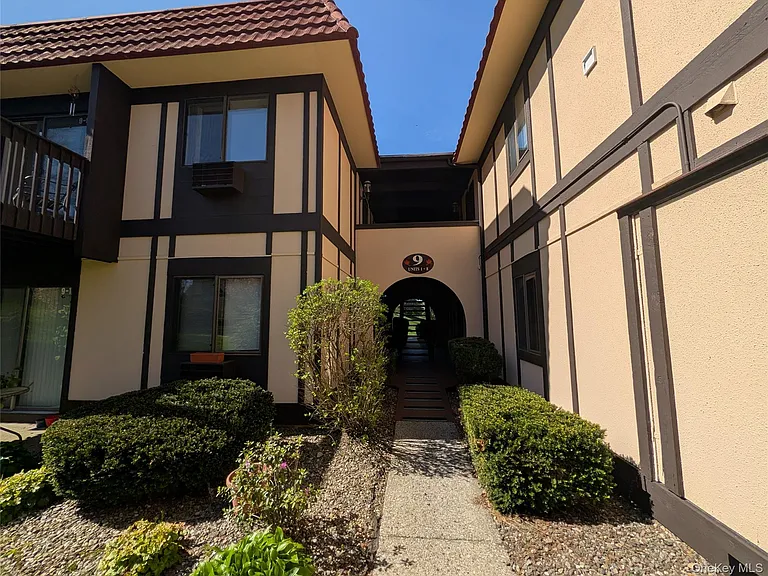 9 Loudon Dr #6 — Photo 2