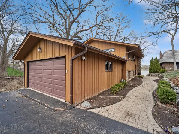 128 Hickory Rd, Lake In The Hills, IL 60156