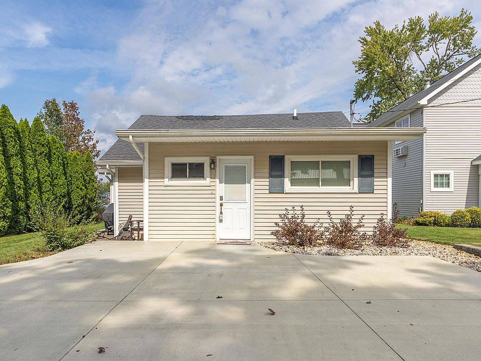 1st image of 1499 S Crooked Lake Dr