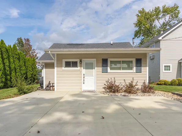 1499 S Crooked Lake Dr, Kalamazoo, MI 49009