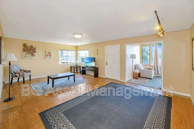 4 bed, 3.0 bath, 1494 sqft, $3,900 — Photo 3
