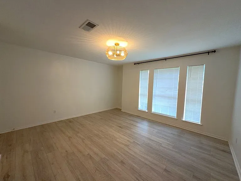 2106 Lexington Woods Dr — Photo 6