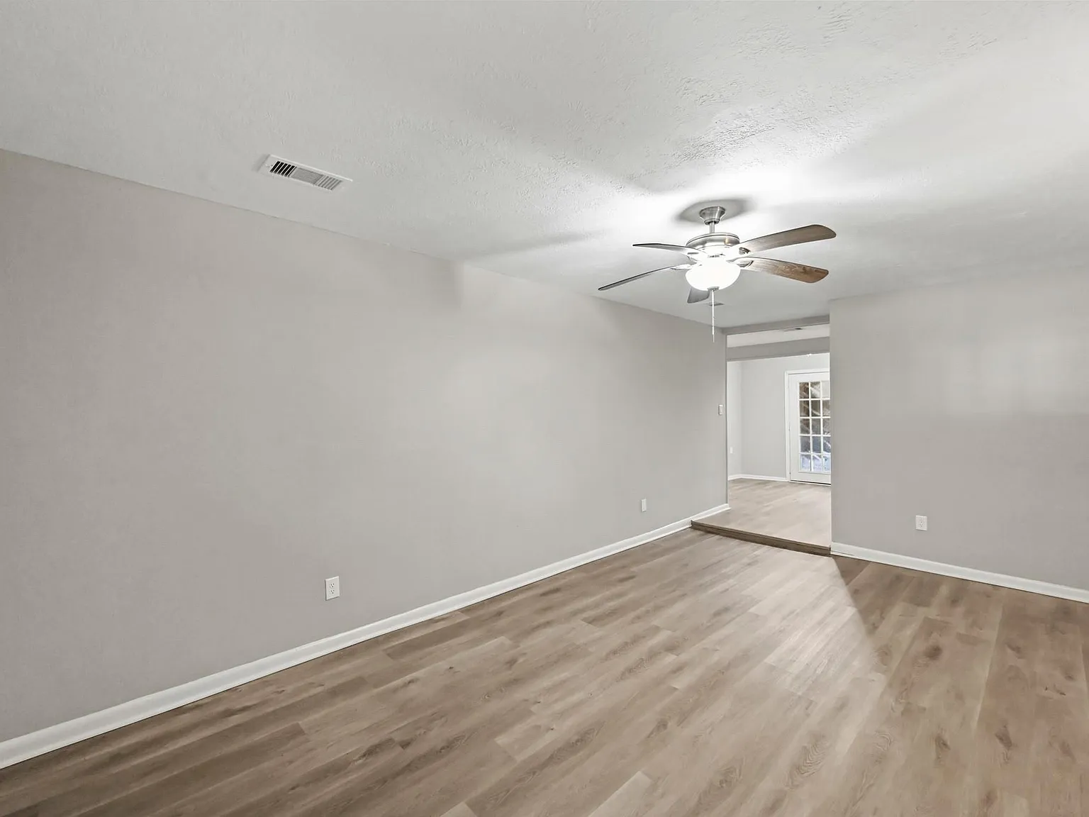 3 bed, 2.0 bath, 1870 sqft, $2,100 — Photo 3