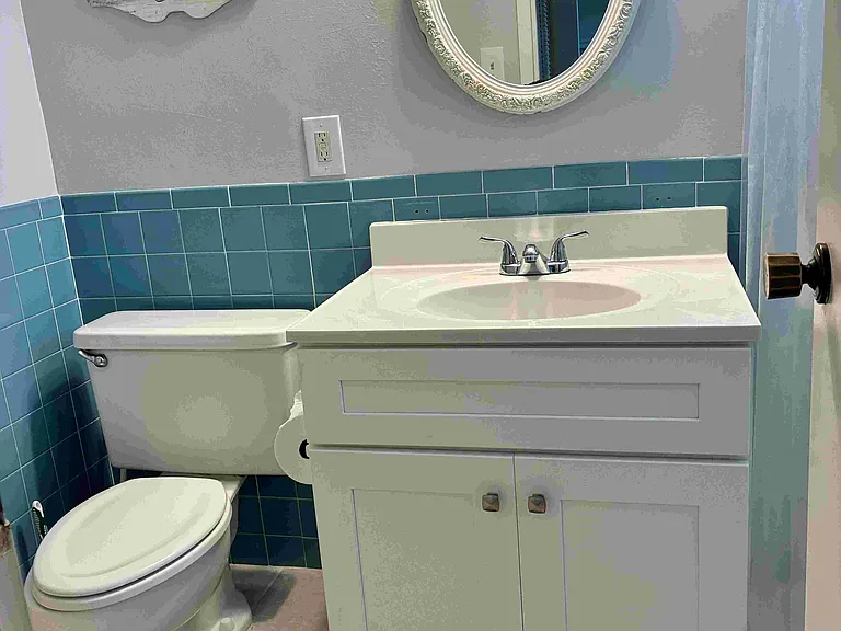 Private bathroom (also accessible thru front hall)