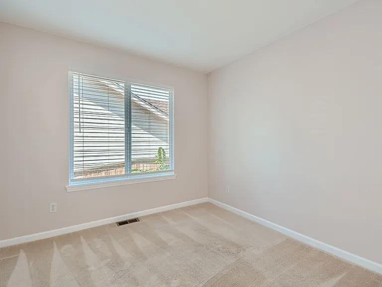 952 Thames St — Photo 16