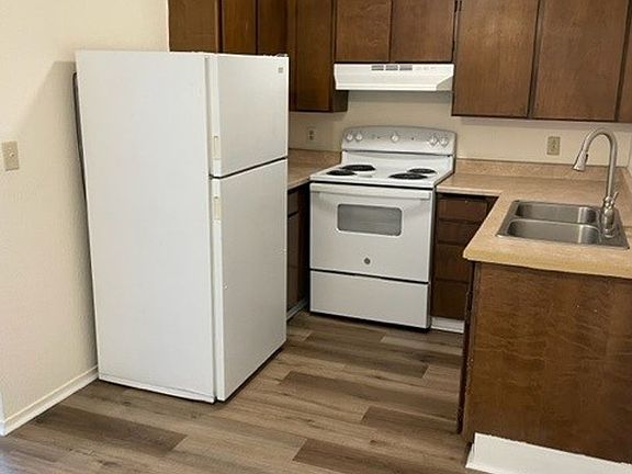 3rd image of 1825 E Long St Unit 5