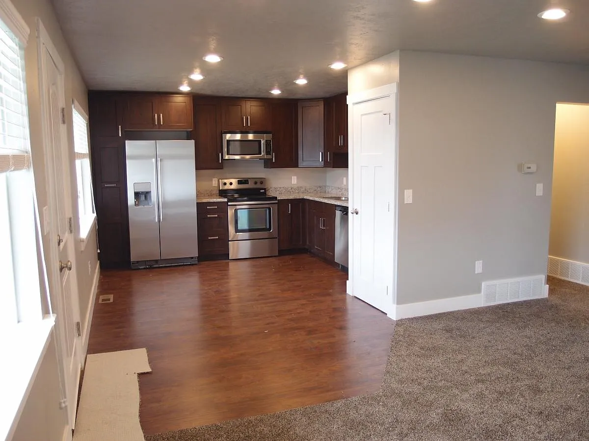 3 bed, 1674 sqft, $1,975 — Photo 2
