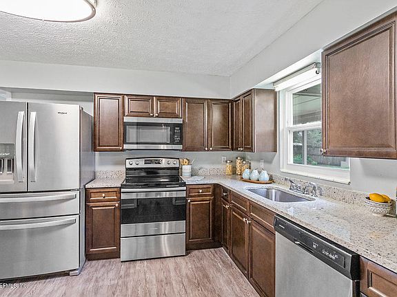 3rd image of 3945 Chestwood Ave