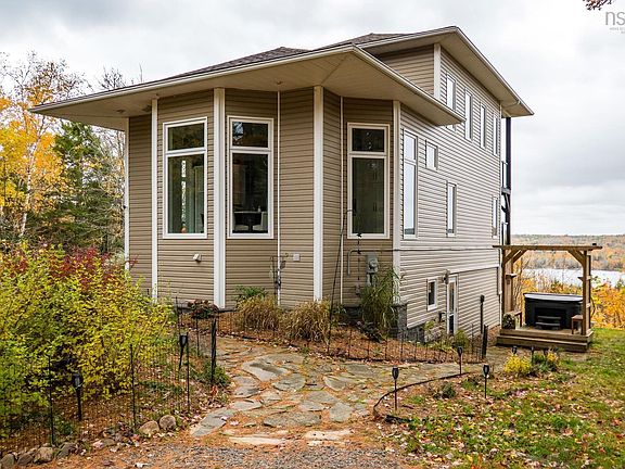 3rd image of 584 Summit Ridge Rd
