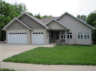 330 1st St SE, Mount Vernon, IA 52314