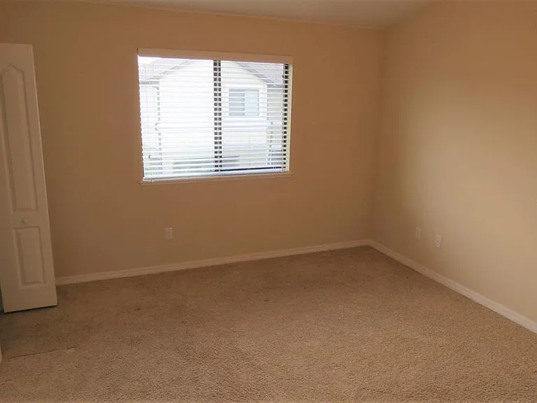 5431 Windsor Lake Cir — Photo 14