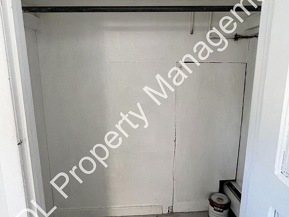 2nd image of 916 N Saginaw St #4