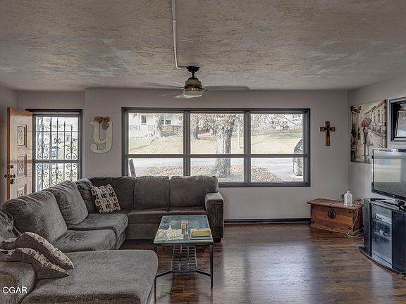 3rd image of 415 E Glenview Pl