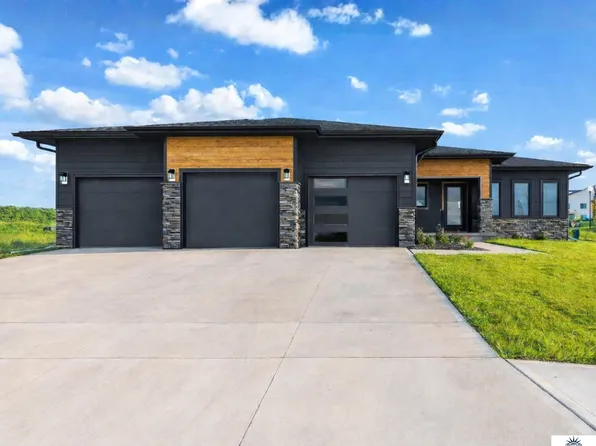 6905 Flint Dr, Papillion, NE 68046